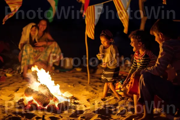 משפחות התכנסו למדורה בחוף בל\"ג בעומר, חוגגים אחדות וקהילה, ממדינת ישראל. מִכְנָסַיִים קְצָרִים, אֵשׁ, כֵּיף