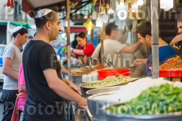 פרצופים שמחים בשוק רחוב תוסס, שוקק הצבעים והטעמים של המטבח הישראלי ממדינת ישראל. מזון, מִכְנָסַיִים קְצָרִים, שׁוּק