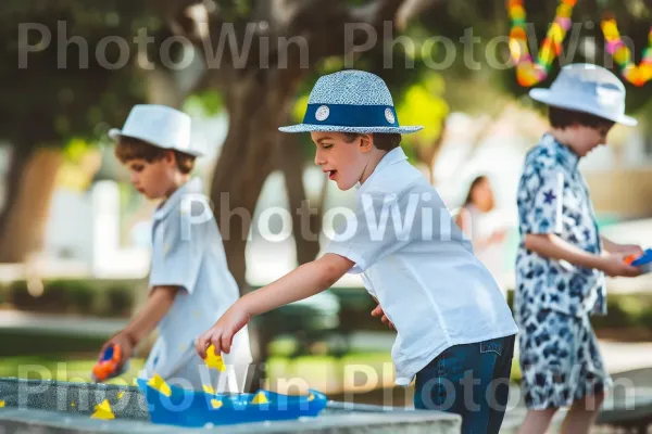 ילדים צוהלים משחקים במשחקים יהודיים מסורתיים בפארק, ממדינת ישראל. מִכְנָסַיִים קְצָרִים, כובע, שַׂמֵחַ