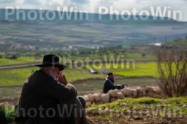 ישראלים בני דתות שונות מתאחדים לדו קיום בשלום ממדינת ישראל. שָׁמַיִם, ענן, הַר