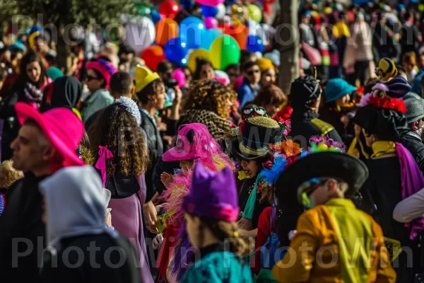 תהלוכת רחוב תוססת במהלך פורים, עם תלבושות ומוזיקה, ממדינת ישראל. בגדים עליונים, כובע, קָהָל