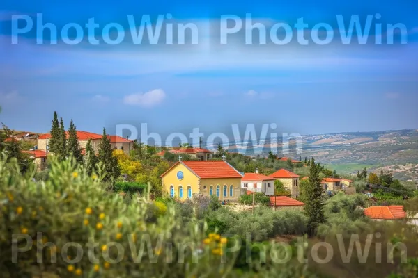 בית כנסת מקסים השוכן בתוך כפר ציורי דמוי טוסקנה, ממדינת ישראל. שָׁמַיִם, ענן, בִּניָן