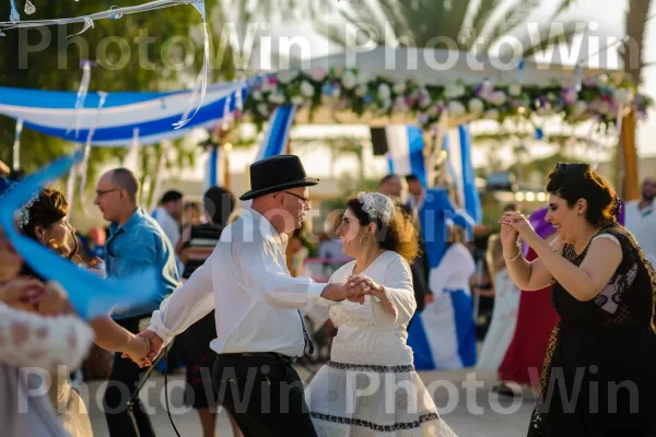 זוגות רוקדים בשמחה בחתונה ישראלית מסורתית ממדינת ישראל. שמלה, שַׂמֵחַ, אינטראקציה