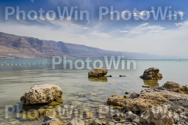 חופי ים המלח השלווים, בהם נהנים המקומיים מסגולות המרפא של המים העשירים במינרלים, ממדינת ישראל. ענן, מים, הַר