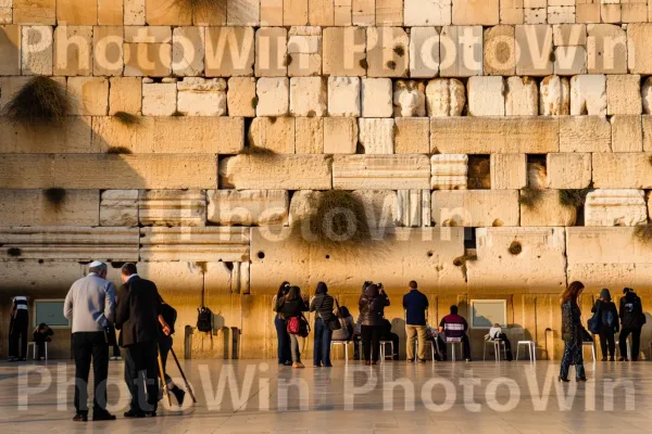 משפחות מתכנסות בכותל, עמוק בתפילה ובהרהור, ממדינת ישראל. אומנות, התיישבות אנושית, אירוע