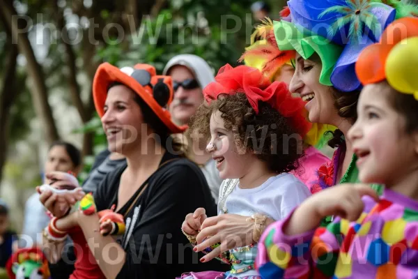 משפחות מתכנסות לחגוג את חג הפורים המשמח, מתלבשות בתחפושות צבעוניות ומחליפות פינוקים טעימים, ממדינת ישראל. חיוך, בידור, צהוב