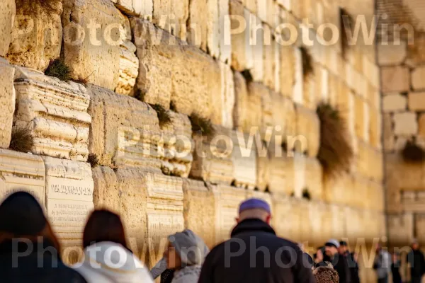 משפחות מתכנסות בכותל, עמוק בתפילה ובהרהור, ממדינת ישראל. בגדים עליונים, ארכיטקטורה, קִיר