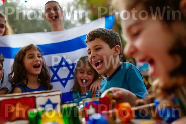 ילדים מתכנסים בשובבות למשחק הסביבון היהודי המסורתי, ממדינת ישראל. חיוך, קהילה, פְּנַאִי