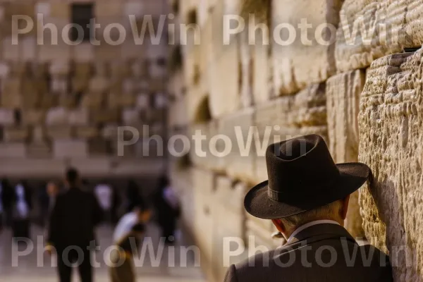 קשישים מוצאים נחמה בכותל ירושלים ממדינת ישראל. כובע שמש, בית המקדש, כובע