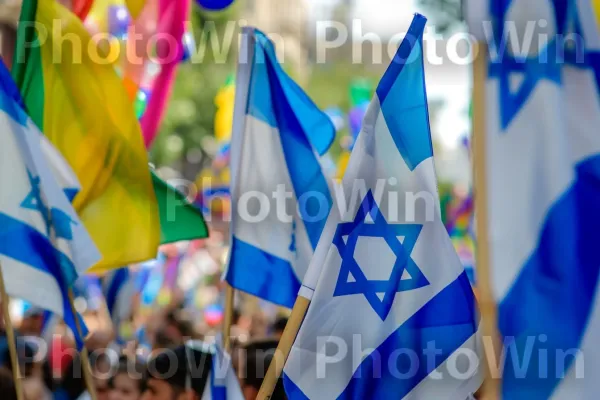 דגלים צבעוניים מתנופפים בגאווה במהלך תהלוכות יום העצמאות ממדינת ישראל. כְּחוֹל, דֶגֶל, אירוע