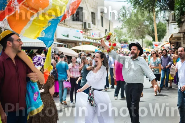 תהלוכת רחוב תוססת חוגגת חתונה יהודית ממדינת ישראל. תַצלוּם, כֵּיף, קָהָל