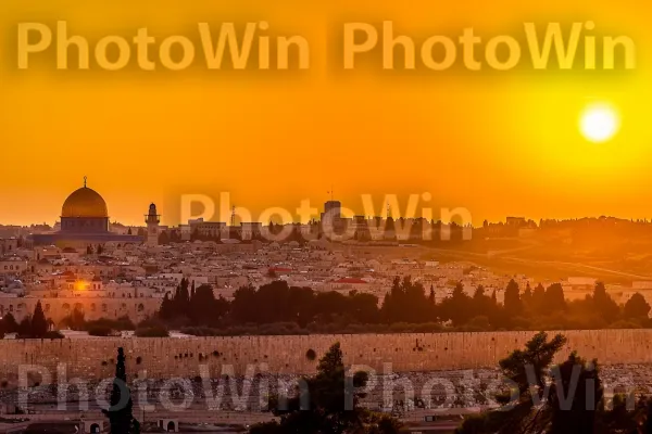 השקיעה המהפנטת מעל העיר העתיקה ירושלים, יופי נצחי, ממדינת ישראל. שָׁמַיִם, אַטמוֹספֵרָה, צמח