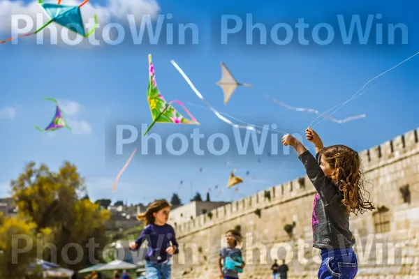 ילדים מעיפים עפיפונים על רקע אתרים היסטוריים בנצרת, ממדינת ישראל. שָׁמַיִם, צמח, ירוק