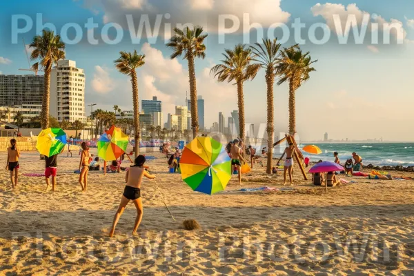 חברים נהנים ממשחק מטקות תוסס בחוף תל אביבי שטוף שמש, ממדינת ישראל. שָׁמַיִם, אוֹר, עֵץ