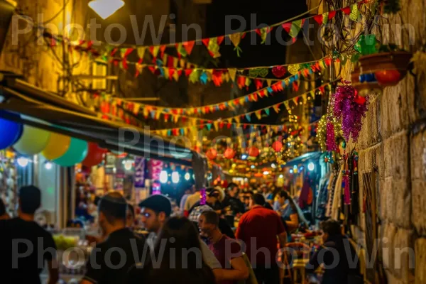 רחוב ירושלמי שוקק שהפך לכבוד חג הסוכות התוסס, ממדינת ישראל. כֵּיף, שׁוּק, קָהָל