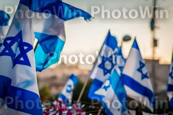 דגלים צבעוניים מתנופפים בגאווה במהלך חגיגת יום העצמאות הישראלי, ממדינת ישראל. שְׁעוֹת הַיוֹם, כְּחוֹל, צבע תכלת