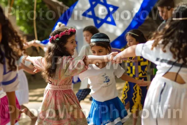 שכנים מתכנסים למשחק תוסס של ריקודי עם ישראלי, ממדינת ישראל. בן אנוש, פְּנַאִי, כֵּיף