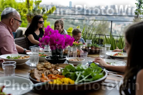 משפחות מתכנסות לסדר פסח חגיגי מלא במאכלים סמליים, ממדינת ישראל. כלי שולחן, שולחן, פֶּרַח