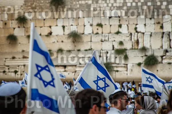 רגע תפילה חגיגי בכותל המערבי בירושלים, ממדינת ישראל. קִיר, קָהָל, כובע