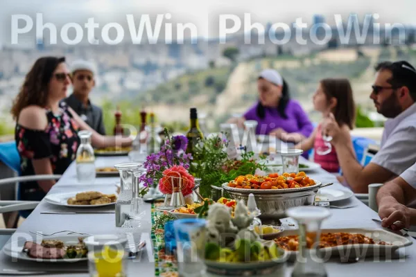 משפחות מתכנסות לסדר פסח חגיגי מלא במאכלים סמליים, ממדינת ישראל. מזון, צַלַחַת, קהילה