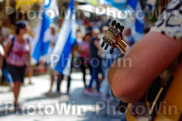 מוזיקאי מוכשר מנגן מנגינות ישראליות מסורתיות בפינת רחוב, ממדינת ישראל. כלי נגינה, אירוע, גִיטָרָה