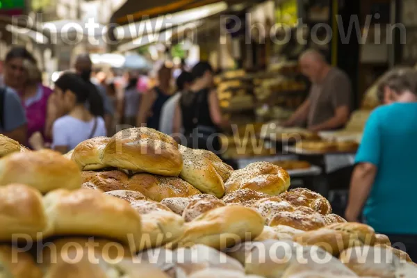 רחוב שוקק חיים מלא בניחוח טעים של חלה טרייה, ממדינת ישראל. מזון, כלי שולחן, מוצרי מאפה