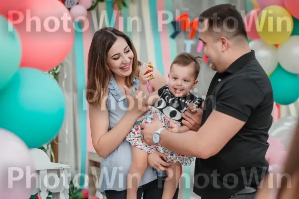 הורים גאים חוגגים את ציון הדרך של ילדיהם באירוע מחמם לב. הבעת פנים, בן אנוש, שַׂמֵחַ