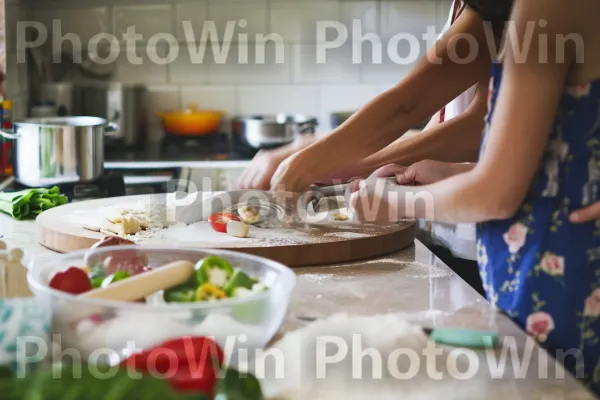 שני חברים משתפים פעולה בעליזות במתכון לפיצה ביתית. מכשיר למטבח, מתכון, מַרכִּיב