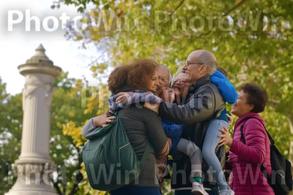 משפחה רב דורית יוצרת יחד זיכרונות במקום מפורסם. צמח, עֵץ, שַׂמֵחַ