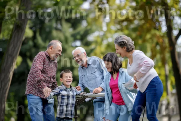 משפחה רב דורית יוצרת יחד זיכרונות במקום מפורסם. מכנסיים, אנשים בטבע, עֵץ