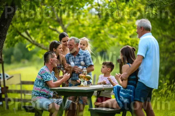 משפחה רב דורית מתרווחת במפלט כפרי שליו. מִכְנָסַיִים קְצָרִים, צמח, צהוב