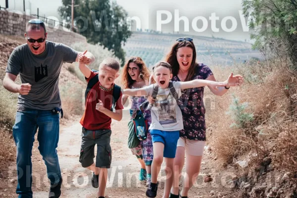 משפחה שובבה חובקת הרפתקאות, מתעמקת באתר התיירות המפורסם. מִכְנָסַיִים קְצָרִים, שָׁמַיִם, עֵץ