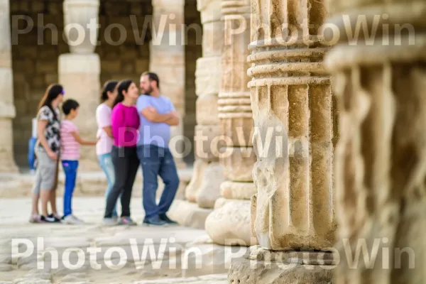 משפחה קורנת שוקעת בהיסטוריה העשירה של אתר פופולרי. טיול, שַׂמֵחַ, אירוע