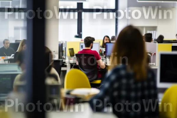 משרד עמוס עם עובדים הפועלים בלהט לקראת מטרות משותפות. מחשב אישי, מסך מחשב, שׁוּלְחָן כְּתִיבָה