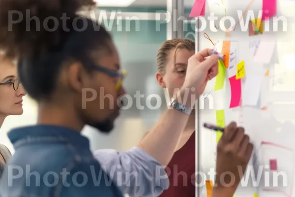 עמיתים בסיעור מוחות, חולקים רעיונות על לוח לבן. פתק פוסט-איט, שעון, בן אנוש