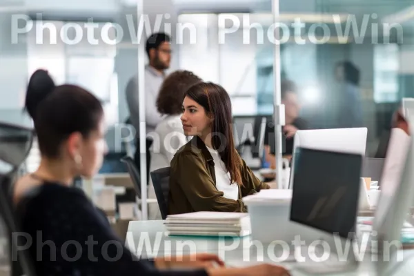 אנשי מקצוע עסוקים המשתפים פעולה בחלל משרדי מודרני. מַחשֵׁב, מחשב אישי, עובד צווארון לבן