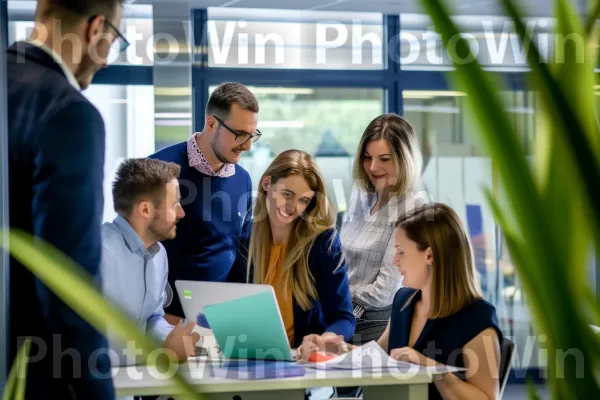 צוות מכירות נחוש שעובד יחד כדי לעמוד ביעדים החודשיים. שולחן, חוּלצָה, פְּנַאִי