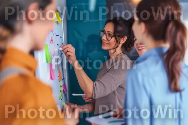 צוות יצירתי המגיש סיעור מוחות של רעיונות חדשניים על לוח לבן. חולצה קצרה, הַנדָסָה, כֵּיף