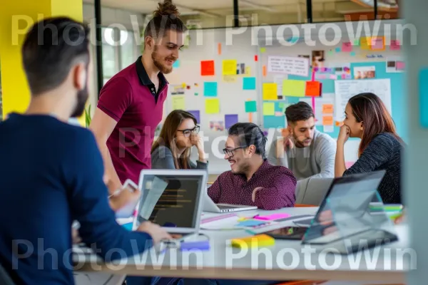 קבוצה תוססת ומגוונת של יזמים דנה ברעיונות הסטארט-אפ שלהם. שולחן, מוצר, צהוב