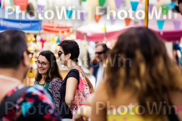 מקומיים ותיירים מתערבבים בפסטיבל רחוב תוסס. בן אנוש, אופנה, בית המקדש