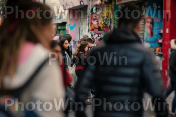 הבזקים של אינדיבידואליות מגדירים את האנרגיה הכאוטית של רחובות שוקקים. אירוע, עִיר, כֵּיף