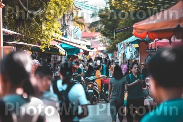 מקומיים ותיירים משרים אווירה תוססת של רחוב תוסס. בית המקדש, עֵץ, טיול